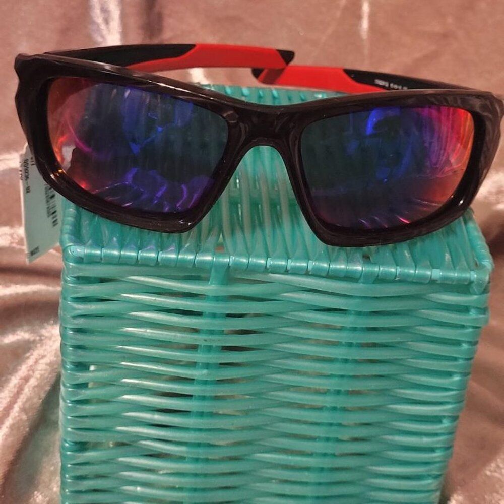 New-AUTHENTIC Men's Oakley Valve Sunglasses Polished Black/Red Iridium OO9236-02